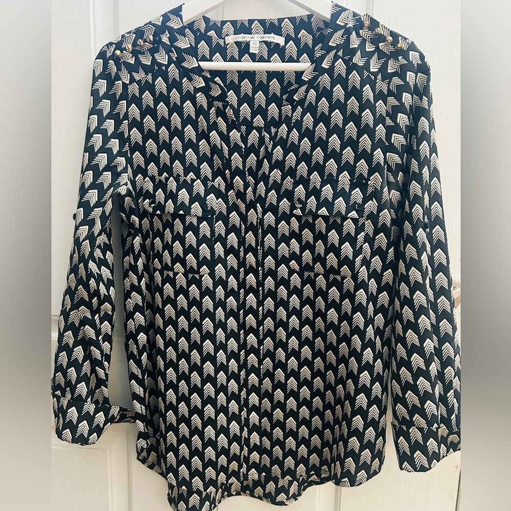 COLLECTIVE CONCEPTS blouse w/gold stud shoulder detail and chevron pattern XS/SM